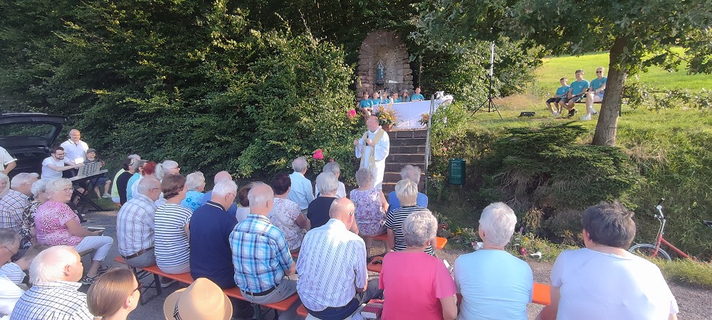 Gottesdienst an der Grotte - vergrößern
