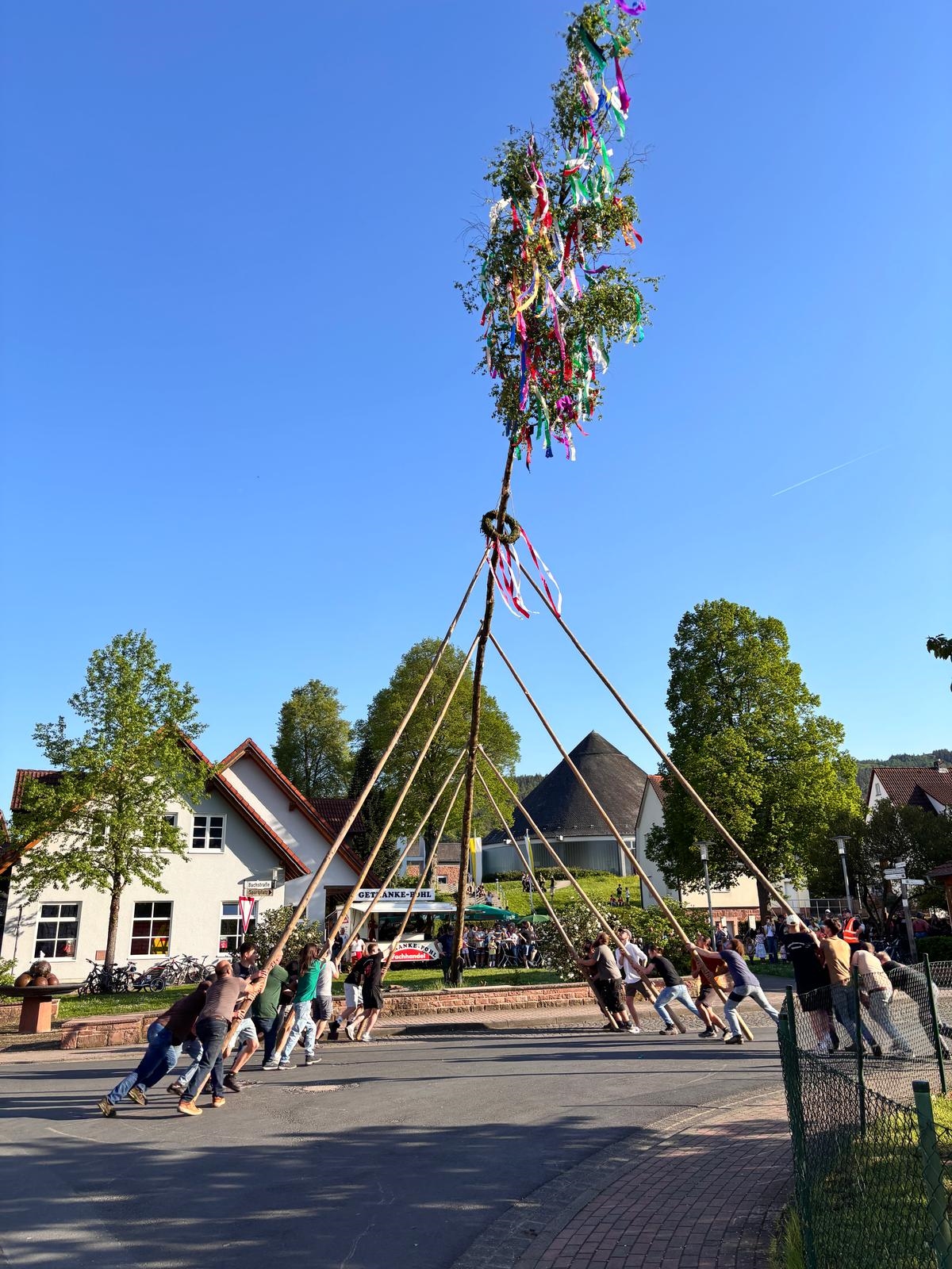Maifest in Wombach - vergrößern