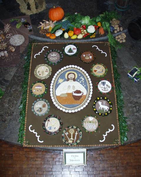 Prachtvoller Altar zum Erntedankfest, Bild in Großdarstellung
